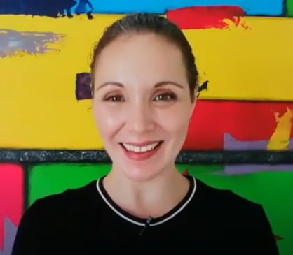 Diana Fonseca, instructora del curso de Pastelería Canina y Felina, enseñando recetas saludables para mascotas