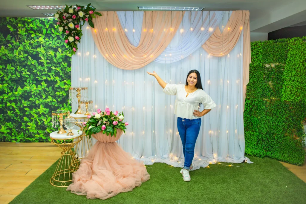 "Yessica Yuliana Oviedo Mamani prensentando trabajos realizados del curso decoración con telas"